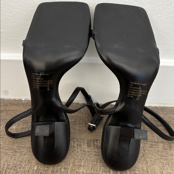 STEVE MADDEN Black minimal sq toe strappy sandal - Picture 5 of 5